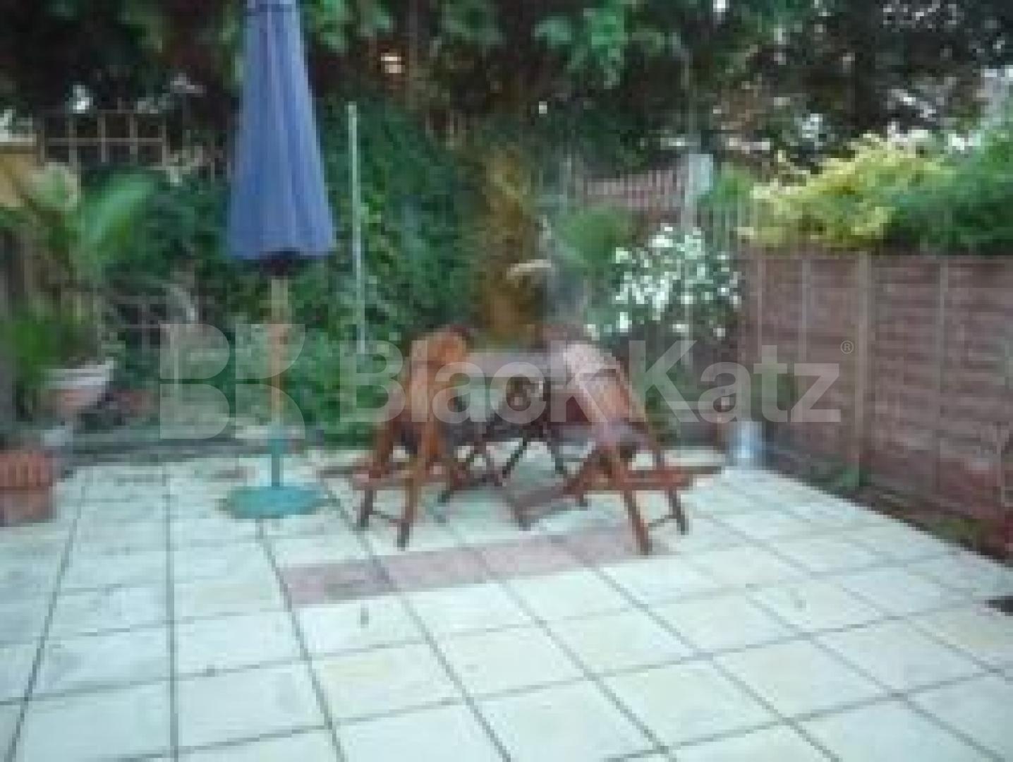 			2 Bedroom, 1 bath, 1 reception Flat			 Brackenbury Road, EAST FINCHLEY N2